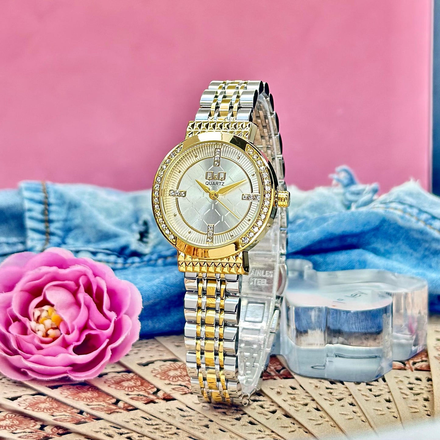 Reloj Para Dama Marca Q&Q Tipo Yess Piedras